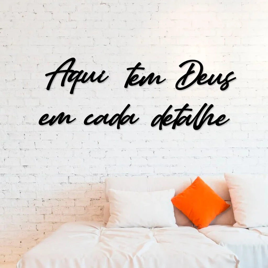 Frase Vazada Aqui Tem Deus – Feito em Madeira